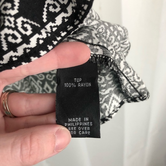 iZ Byer Women's Aztec/Tribal/Patterned White and Black Flowy Boho Tank XS - Picture 5 of 7